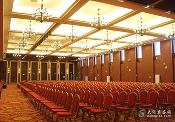 
溫泉養生
香堤灣溫泉精心打造的50多個特色溫泉湯池,既有結合中西醫與溫泉理療配置而成的功能性藥浴池,又有添加植物或牛奶的課大道美容養顏效果的溫泉池;既有世界先進的水療SPA池,也有各有特色的泰式、中式理療池,不同的溫泉池課大道不同的效果。同時,溫泉區還傾注了源于歐洲的獨特深厚的文化內涵;羅馬館的熱情奔放、芬蘭館的質樸自然、土耳其館的奢華時尚、唐風館的古韻古香……
整個溫泉區共有室內外溫泉湯池50余個,有男更衣柜1209個,女更衣柜 954 個更衣柜。共分為四大區域:歐陸風情區,羅馬館、土耳其館、唐風館。各館區設計分布合理,風格獨特。按功能分為理療池、動力池、娛樂池,歐陸風情區分為室內外湯池,室外湯池主要為動力湯池。特色收費湯池位于土耳其館,主要有康格爾魚療池、費特希耶漂浮泉、卡帕多西亞火山泥療、地中海深海礦砂浴。除了包含各種不同功效的溫泉湯池外,溫泉區還設有多種康體娛樂項目如陶藝館、5D電影、網吧、動感健身器材、乒乓球、斯諾克、臺球、體感游戲、兒童娛樂區、瑜伽室等,此外,溫泉區還有8間溫泉小居,18間太空艙,12間棋牌室,5間KTV包房、144個豪華休息沙發供游客休閑娛樂。另設泥草房、韓式汗蒸以及各式SPA理療等多項配套設施。建有溫泉餐廳1間,可同時容納200人用餐。
酒店共有235間不同規格的客房,可同時容納500多人住宿。其中包括豪華套房16 間、豪華單間 48 間、商務套房16 間、商務單間48 間、豪華標間 67 間、商務標間12 間。房間雅致氣派,服務體貼入微,客房內直供中央空調、衛星電視、光纖網絡等使用設施,將會給您留下難忘的回憶。另建有VIP總統套房 7 棟,總統套房含有室內外湯池、足療房、私人車庫、按摩理療房、健身房、客房等多項配套設施。
托斯卡納艷陽下,中原第一養生池畔,懷地中海之高貴典雅,借靈動的空間布局,圍繞低碳的現代理念,苛求每一細微處的個性人居關懷。打開窗戶,縷縷陽光夾帶著清新空氣輕輕觸碰而來,那是爽心潤肺的暢快,清風拂過,是一行白鷺臨水飛翔劃天際的優雅自在! 溫馨客房
會議中心
議中心擁有可分別容納20-600人不同規格、不同大小的會議室8個,每個會議室均配有齊全的電器、網絡設備,可在此進行培訓、商務會議、政務接待等多種活動。并設有貴賓休息室、茶休區、會議服務區等設施完備,整體設計豪華大氣。酒店擁有訓練有素的會議接待團隊,為您提供全方位服務,滿足客人的各種會務需求,是舉辦各種大中小型會議及各界人士洽談的理想場所。
![